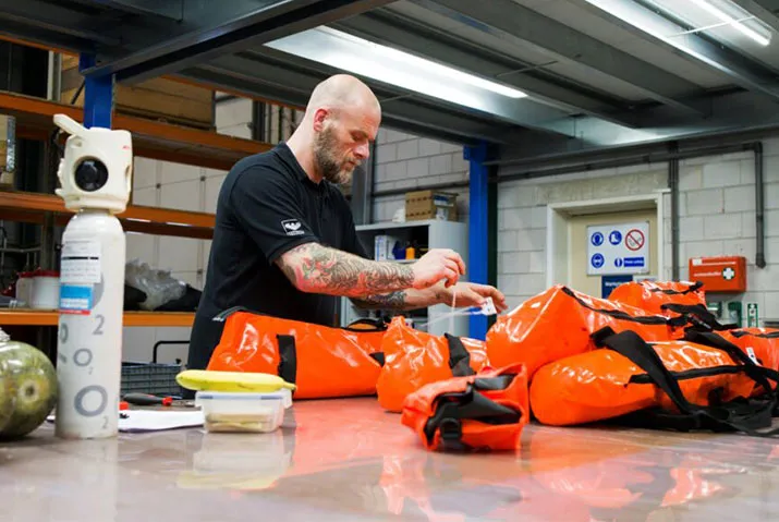 Viking Life-Saving Equipment werkt niet alleen aan de veiligheid van anderen, maar ook aan die van zichzelf